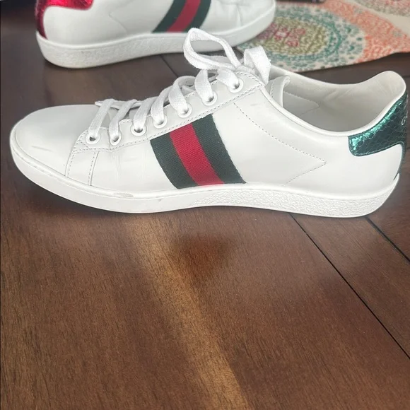 GUCCI Ace Bee Embroidered White
Leather Sneakers - Picture 11 of 16